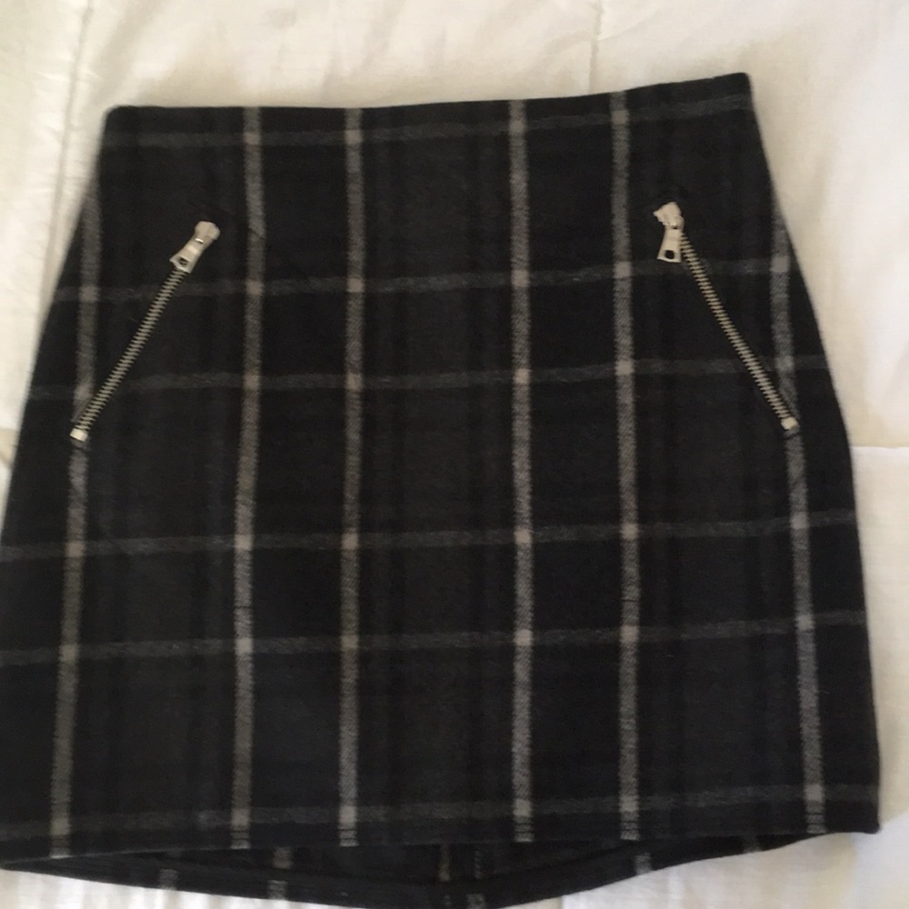 Black/white plaid skirt